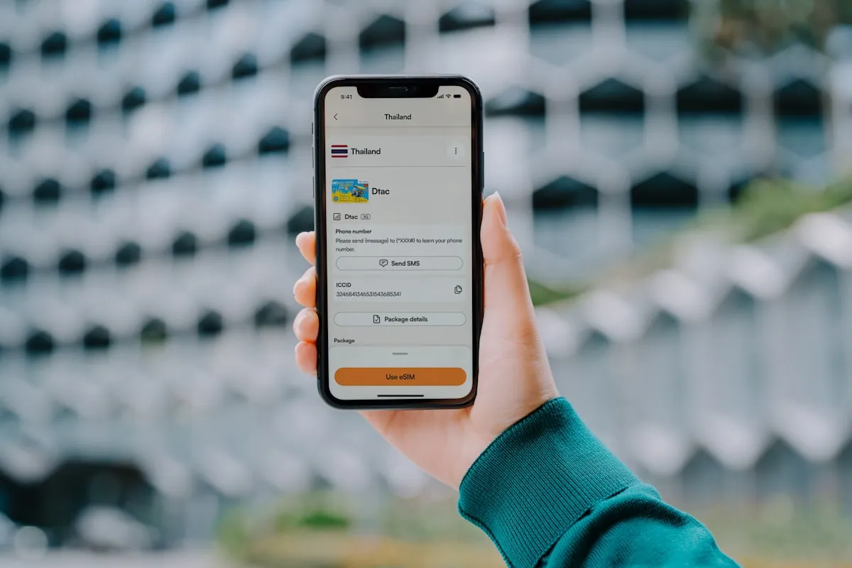 Hånd som holder en mobiltelefon med bankapp – nærbilde