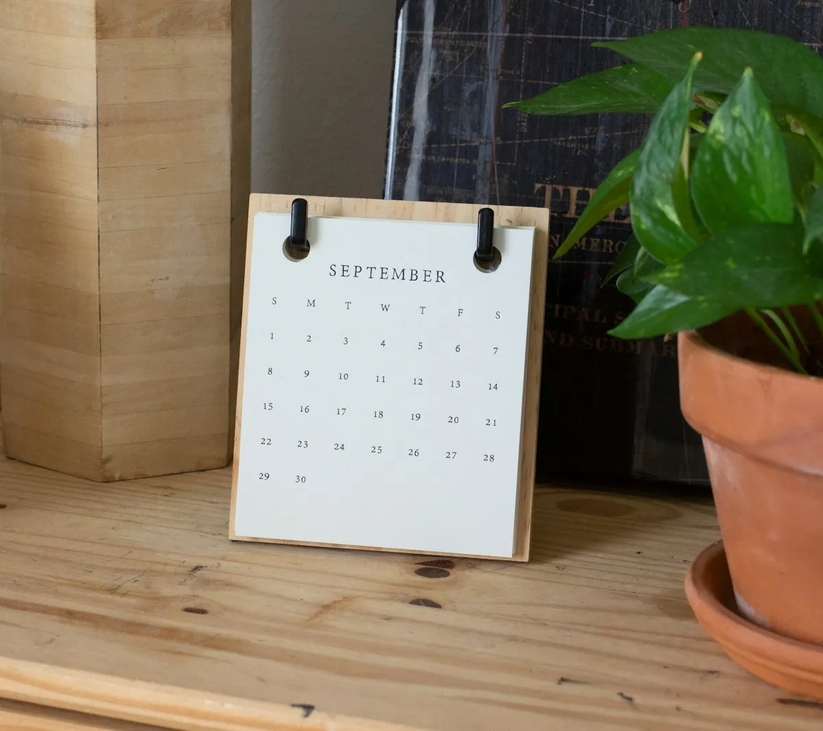 Kalender som viser dager og datoer – nærbilde