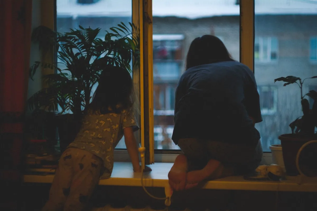 Person i ettertanke ved et vindu