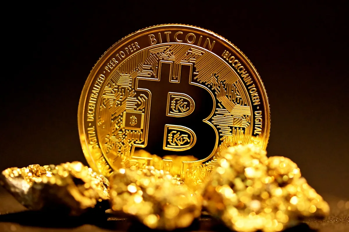 Bitcoin-mynt på en mørk flate