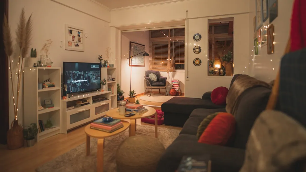 Lys stue med sofa og møbler – nærbilde