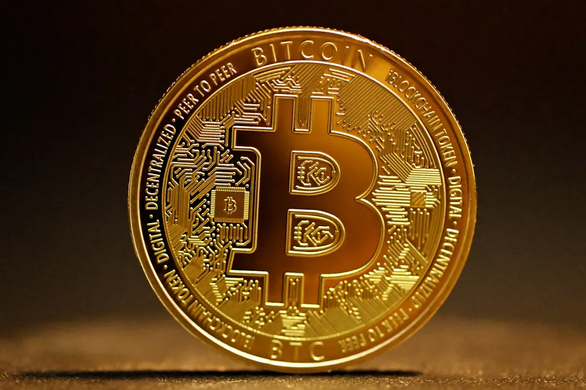 Bitcoin-mynt på en mørk flate – nærbilde