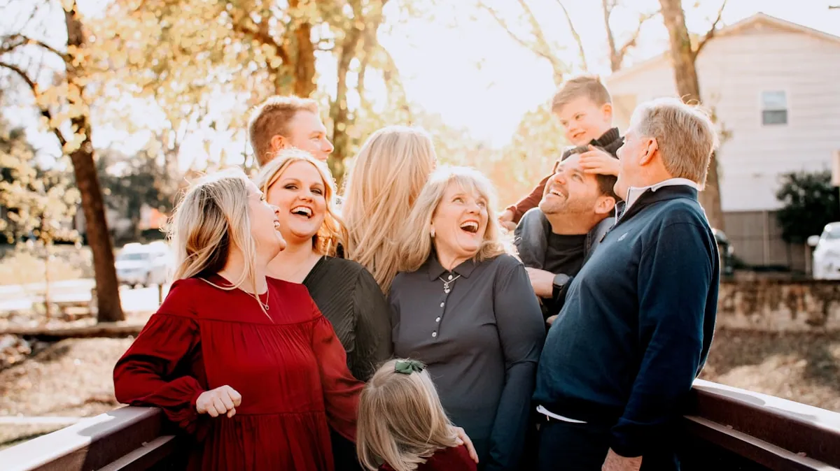 Familie samlet rundt et bord i dagslys