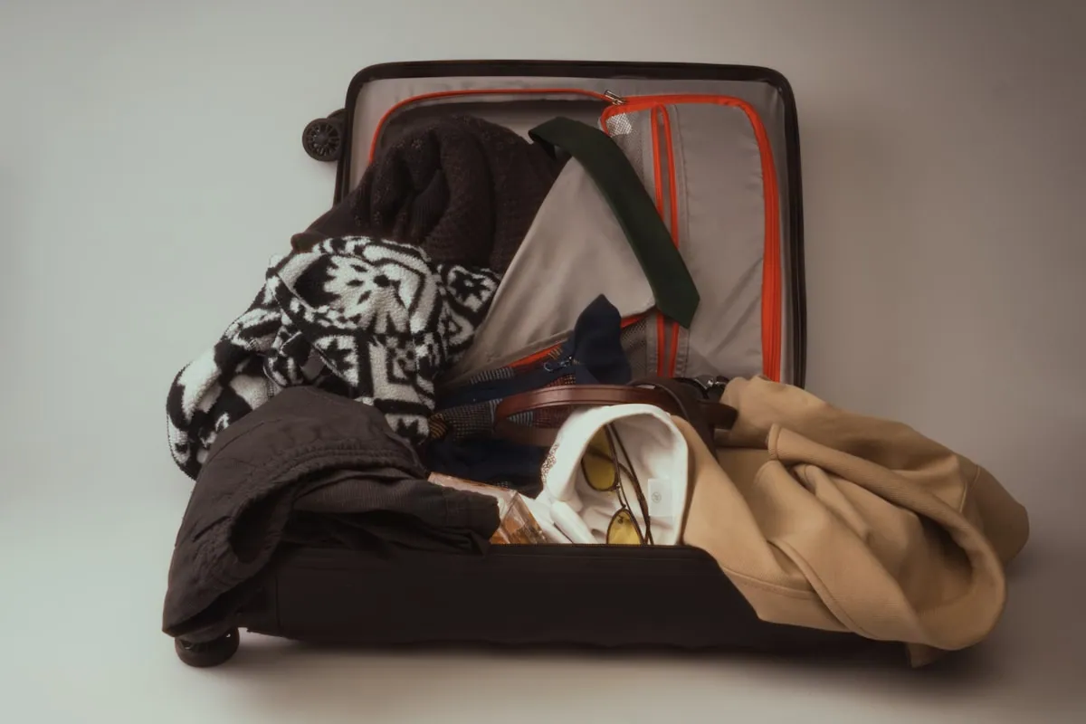 Åpen koffert pakket til reise sett ovenfra