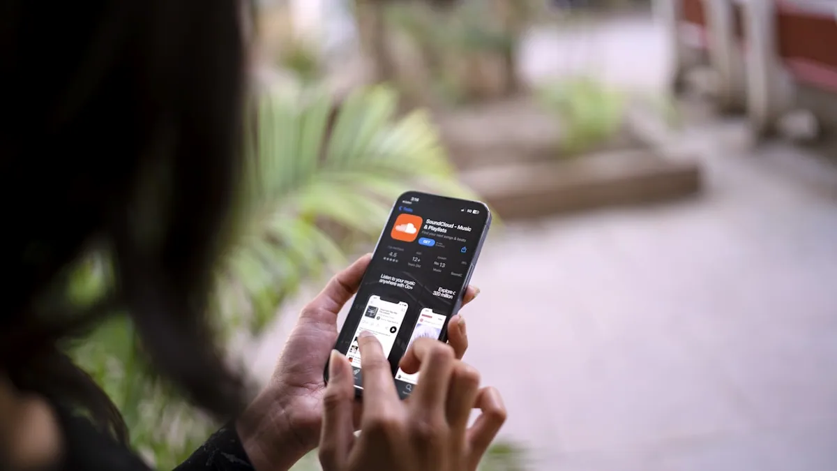 Hånd som holder en mobiltelefon med bankapp