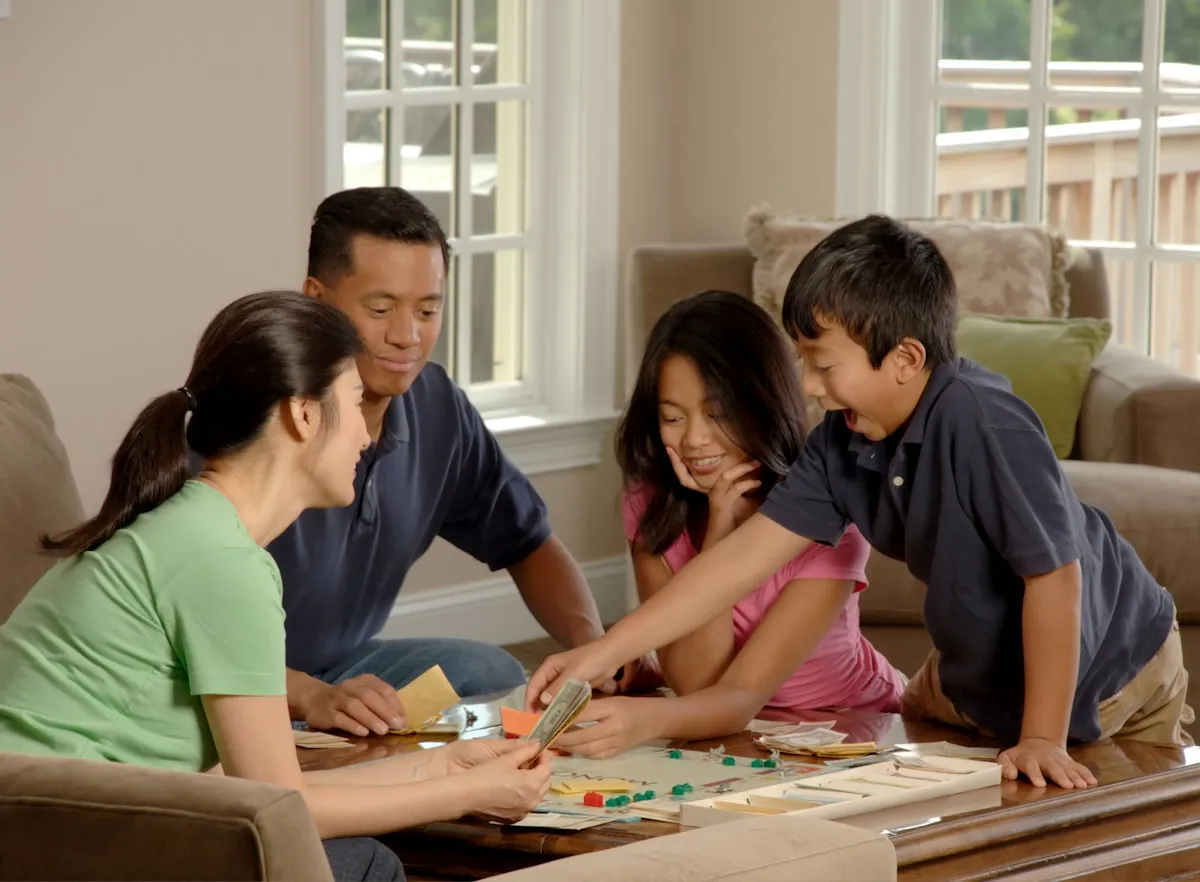 Familie samlet rundt et bord
