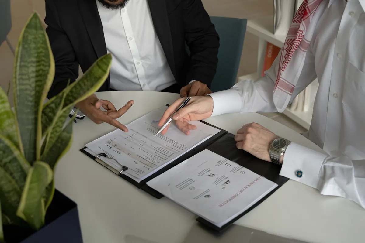 To personer som går gjennom dokumenter og signerer på en rolig bakgrunn
