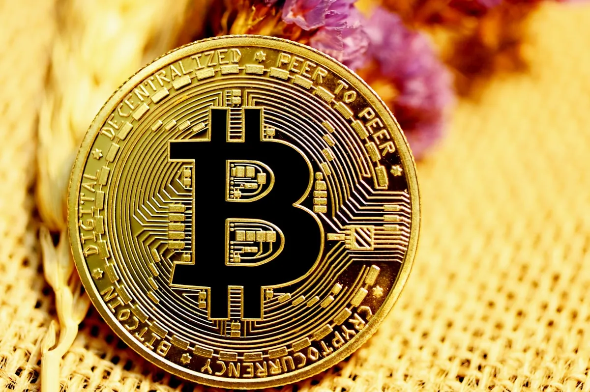 Bitcoin-mynt på en mørk flate i dagslys
